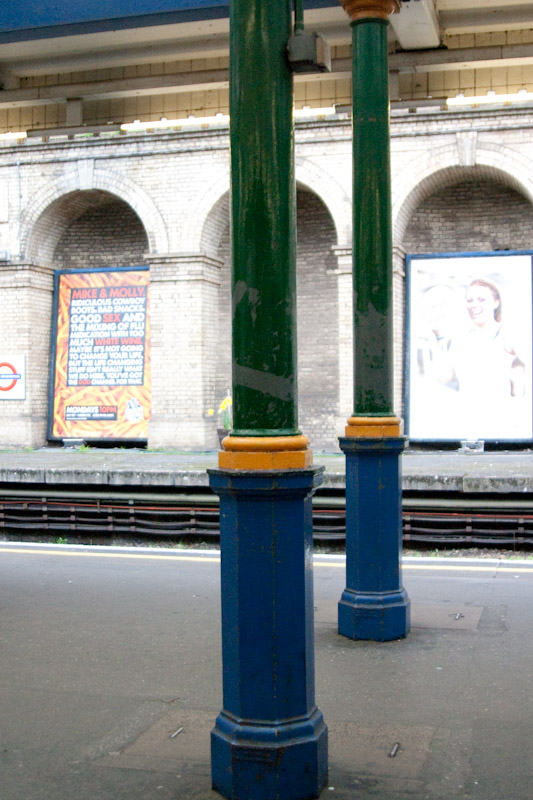 Столб на станции метро