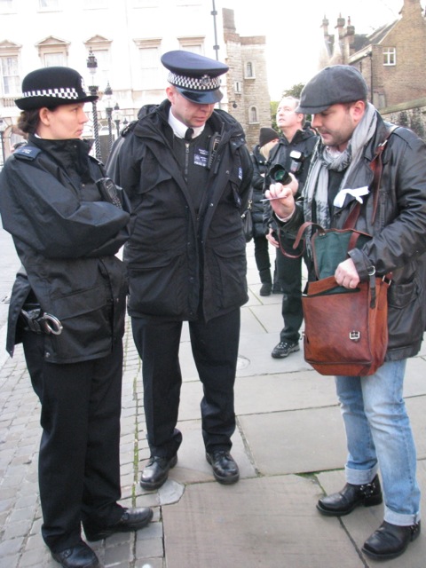 Полицейские разговаривают с организатором