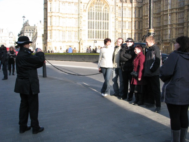 Полицейские фотографируются с туристами