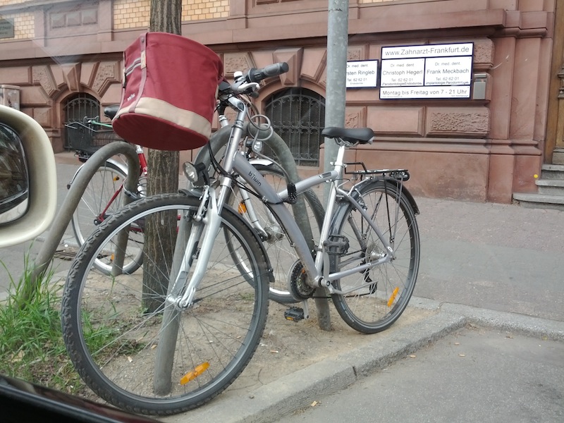 Прикованый велосипед во Франкфурте