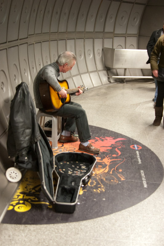 Музыкант в Лондонском метро